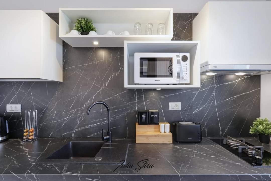 Government Deluxe Studio By Magic Apartments บูคาเรสต์ ภายนอก รูปภาพ